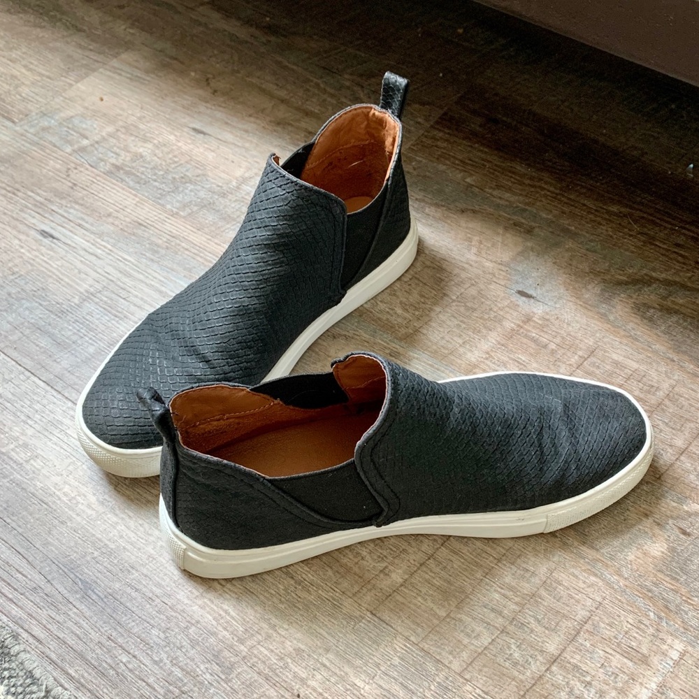 trendy black slide on textured sneaker shoe